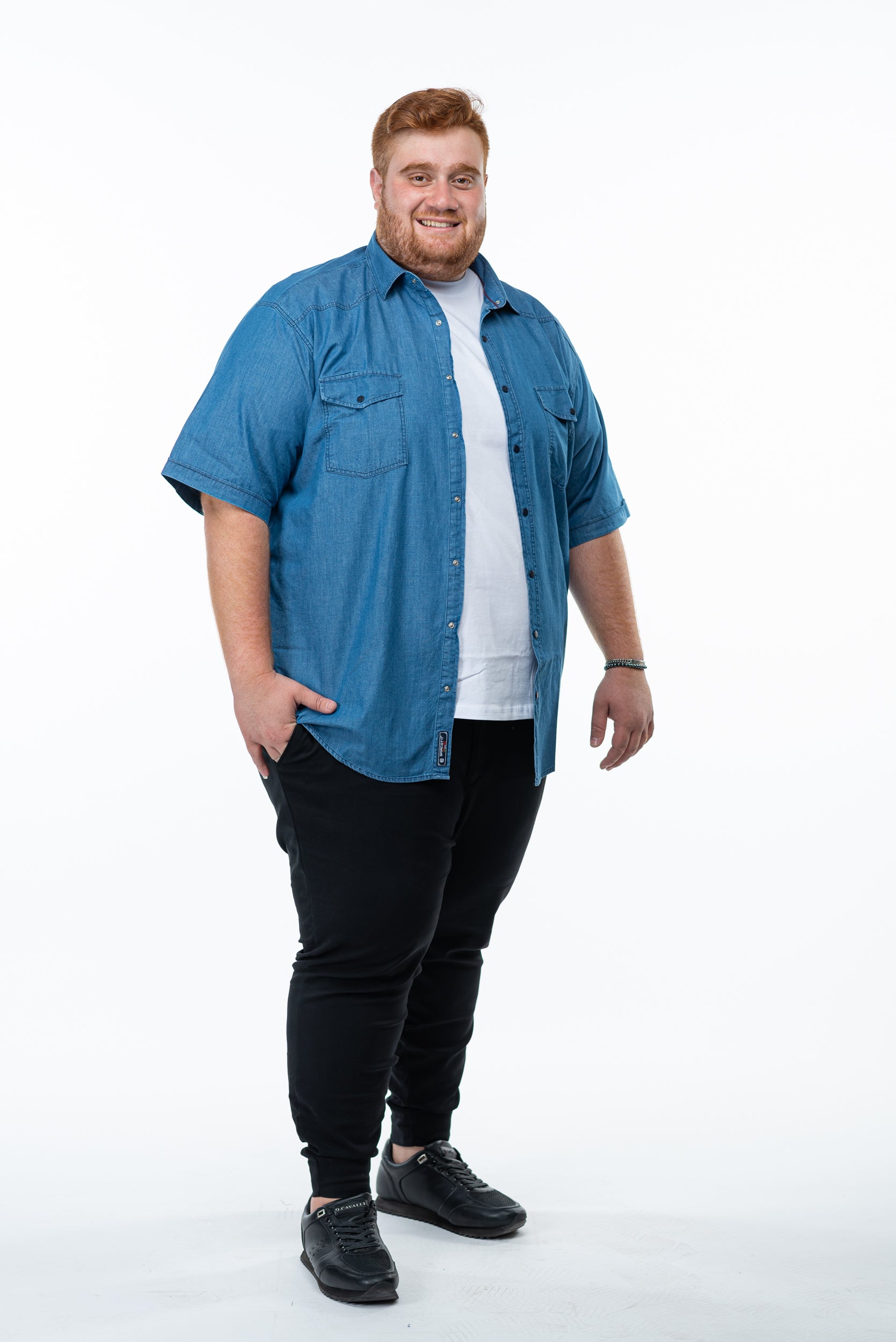 מכופתרת ג'ינס