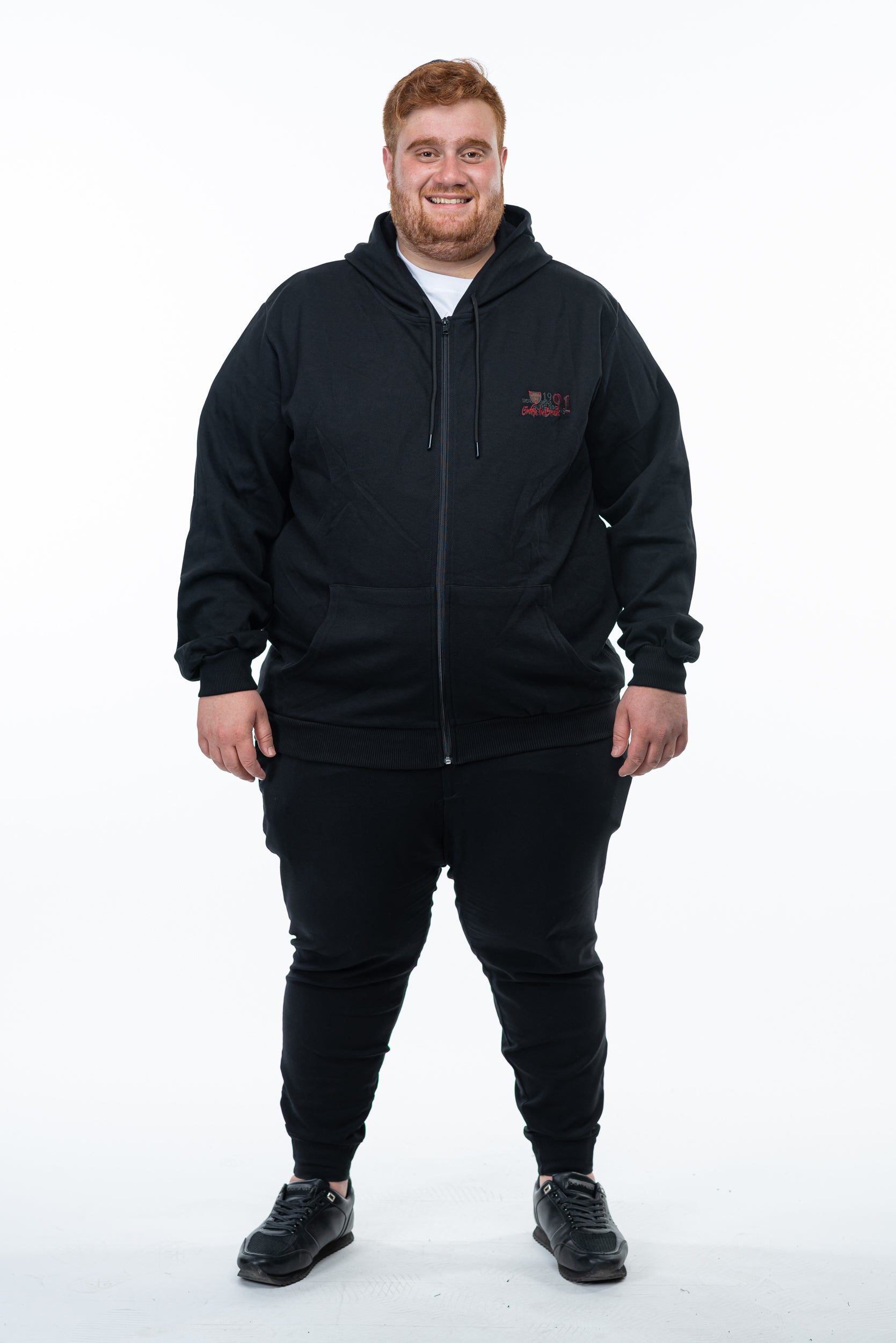 קפוצ'ון שחור עם לוגו