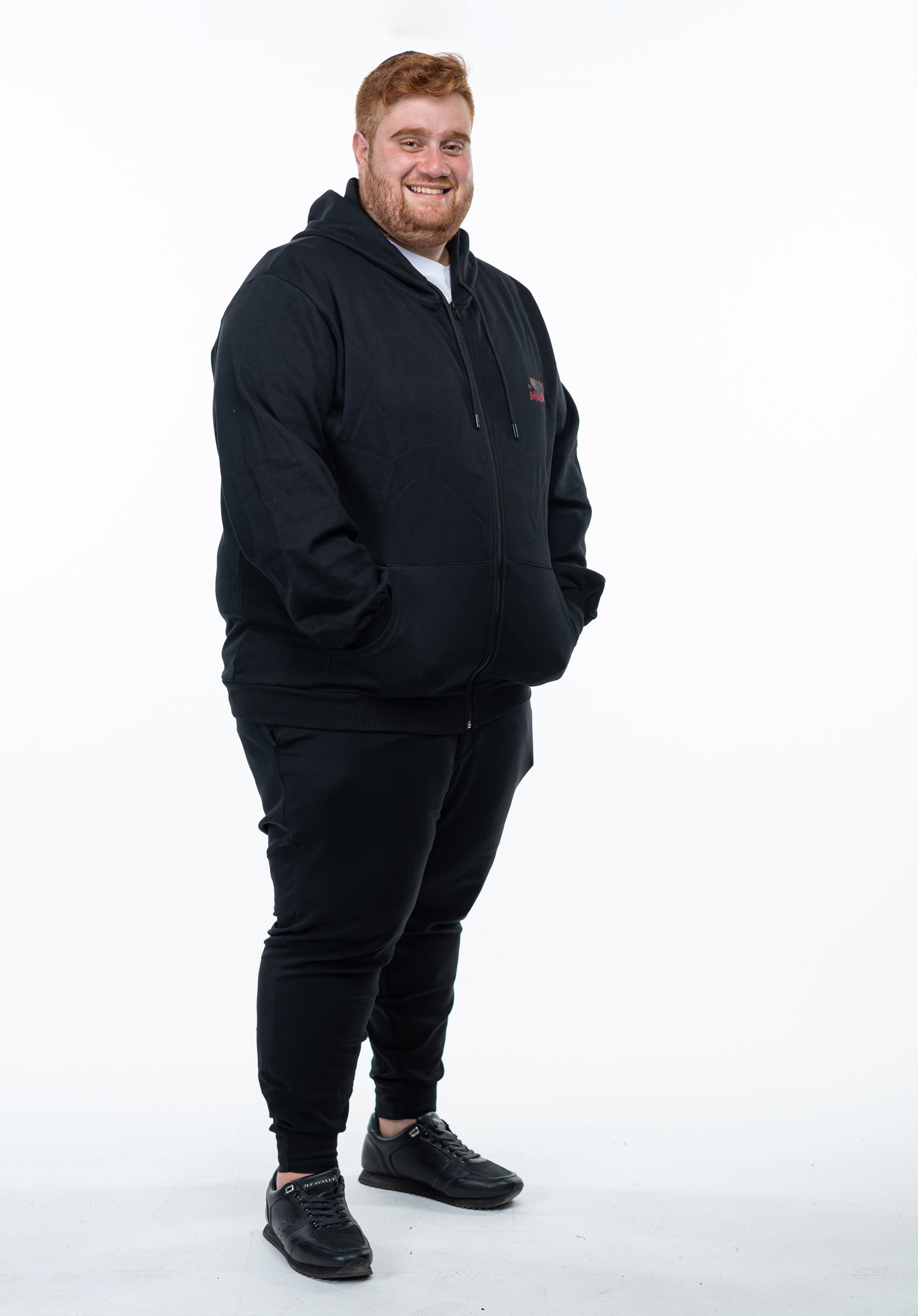 קפוצ'ון שחור עם לוגו