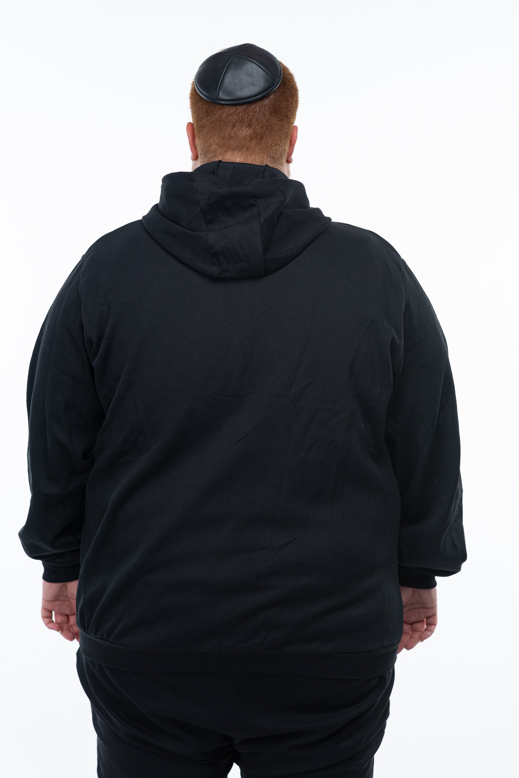 קפוצ'ון שחור עם לוגו